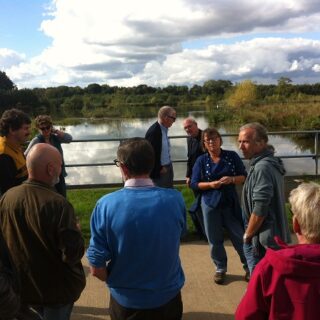 Ecoloog Gerhard Duursema vertelt bij gemaal Bollema over de Geerserstroom.