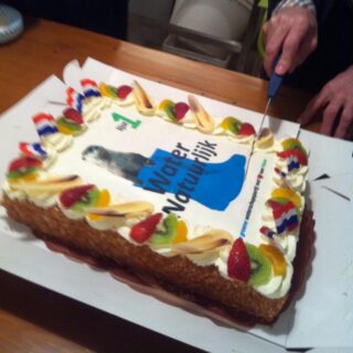 Lijsttrekker Hans de Jong snijdt een taart aan bij de start van de campagne van Water Natuurlijk Groot Salland (30 januari 2015).