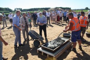 Wethouders Ruud van Leeuwen (Dalfsen) en Klaas Smid (Ommen) en waarnemend dijkgraaf Hans de Jong van het waterschap geven het startsein door het stortten van beton.