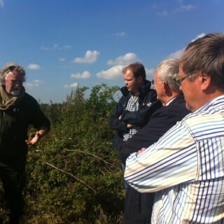 11 september 2015: Piet de Noord (l) op werkbezoek op Kampereiland.