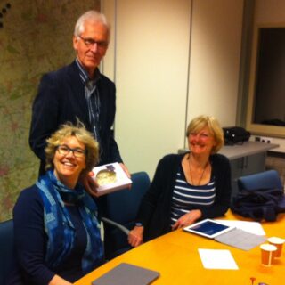 Fractievoorzitter Bert Hinnen heeft taart meegenomen naar de fractievergadering die voor Bonne Bentinck en Brenda Vrieling de laatste is.