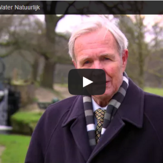 Jan Terlouw is opnieuw boegbeeld voor Water Natuurlijk in de campagne voor de waterschapsverkiezingen.