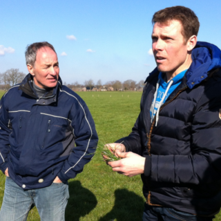 Water Natuurlijk DB-lid Hans de Jong (l) en kringloopboer Erik Valk.