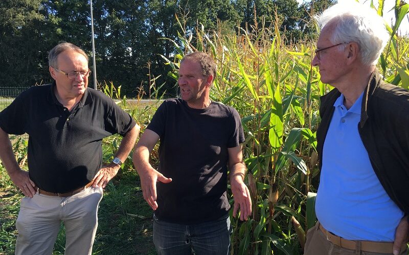 Piet de Noord en Bert Hinnen in gesprek tijdens de excursie 'beheer en onderhoud".