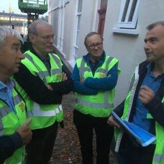 Bas Woning (r) gidst een groep AB-leden en andere bestuurders langs de punten waar in Kampen de waterkering wordt getest.