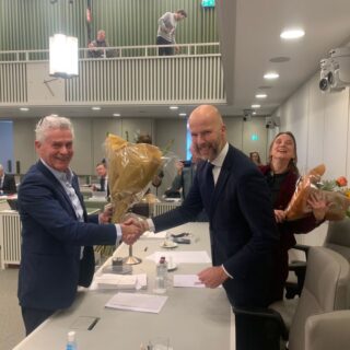 D66-senator Henk Pijlman (links) feliciteert zijn partijgenoot Tjeerd de Groot en GroenLinks-Kamerlid Laura Bromet met het door beide Kamers loodsen van hun initiatiefwet (foto: D66).
