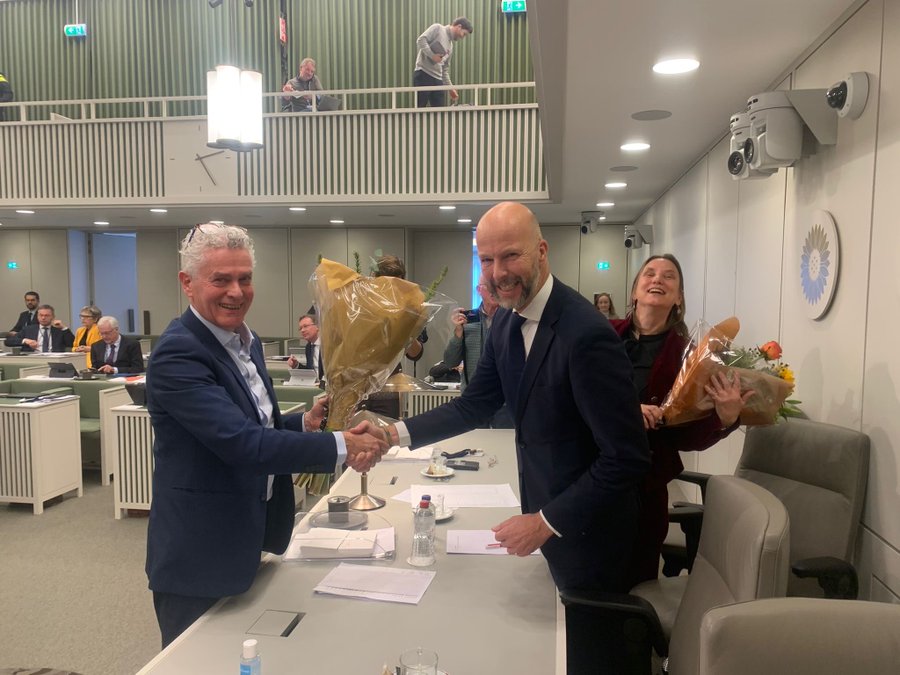 D66-senator Henk Pijlman (links) feliciteert zijn partijgenoot Tjeerd de Groot en GroenLinks-Kamerlid Laura Bromet met het door beide Kamers loodsen van hun initiatiefwet (foto: D66).
