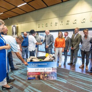 Ledenraad Natuurmonumenten biedt petitie over watercrisis aan gedeputeerde aan.