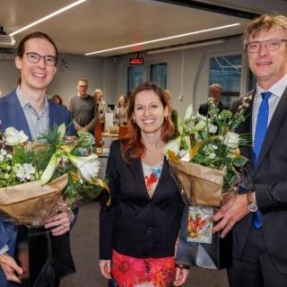 Hans Kuipers (links) en Magdaléna Ritmeijer-Tichá (midden) zijn op 19 december 2023 benoemd als lid van de Rekenkamer Waterschap Drents Overijsselse Delta. Theo de Bruijn was verhinderd. Rechts dijkgraaf Dirk-Siert Schoonman.