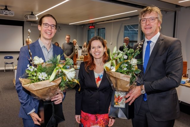 Hans Kuipers (links) en Magdaléna Ritmeijer-Tichá (midden) zijn op 19 december 2023 benoemd als lid van de Rekenkamer Waterschap Drents Overijsselse Delta. Theo de Bruijn was verhinderd. Rechts dijkgraaf Dirk-Siert Schoonman.