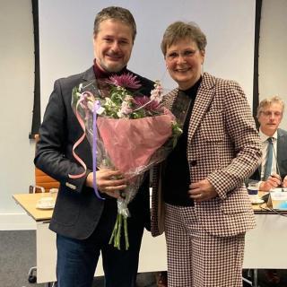 Wilfried Gerner wordt gefeliciteerd door regiovoorzitter Marion Wichard.