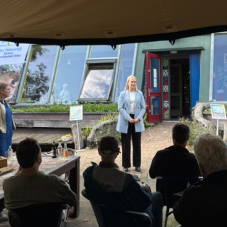 Esmée Pater tijdens de zomerborrel van Water Natuurlijk Drents Overijsselse Delta bij de Nooterhof in Zwolle.