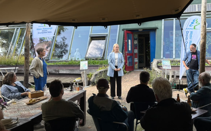 Esmée Pater tijdens de zomerborrel van Water Natuurlijk Drents Overijsselse Delta bij de Nooterhof in Zwolle.