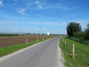 Het inlaatwerk van de nevengeul Veessen Wapenveld is al van verre te zien.