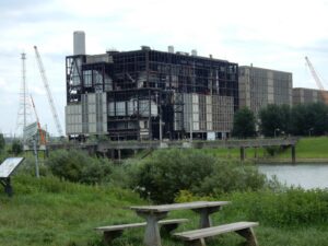 De sloop van de IJsselcentrale is begonnen.