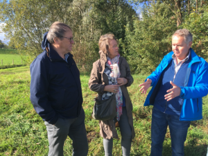 vlnr: Piet de Noord en Marion Wichard van Water Natuurlijk in gesprek met SVNO-directeur Ed Piek.