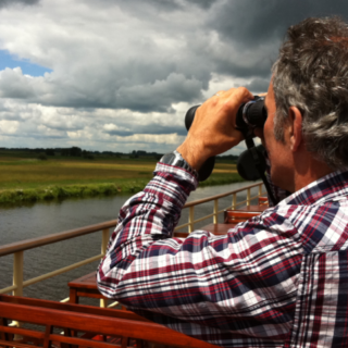 Hans de Jong van Water Natuurlijk kijkt uit over de Vecht.