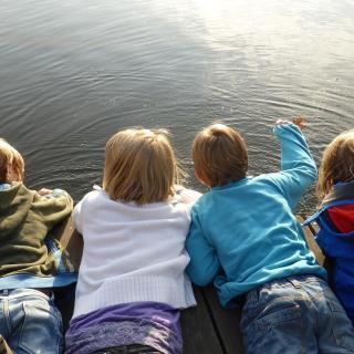 Kinderen op een steiger
