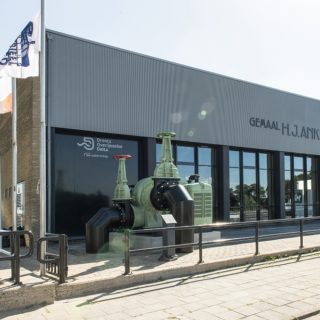 Door vrijwilligers van de Stichting Industrieel Erfgoed Deventer gerestaureerde dieselpomp bij gemaal Ankersmit in Deventer.