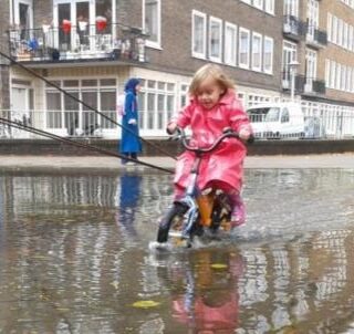 De straat staat blank.