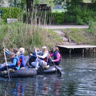 Water Natuurlijk ziet graag dat mensen genieten van water, zoals deze spelende kinderen.