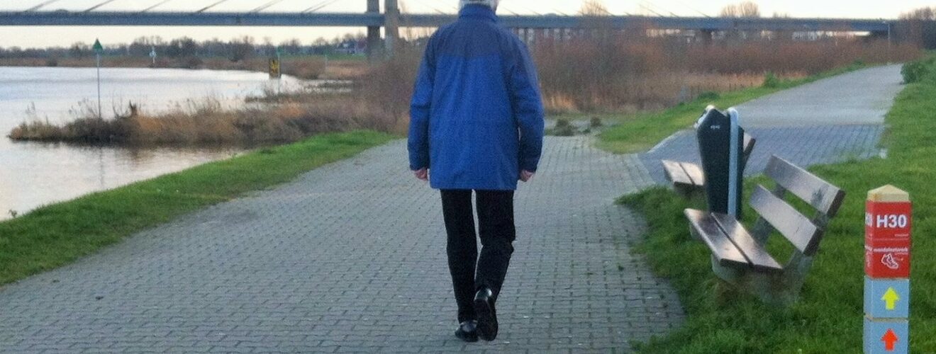 Wandelen over de dijk bij Kampen
