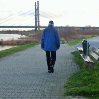 Wandelen over de dijk bij Kampen